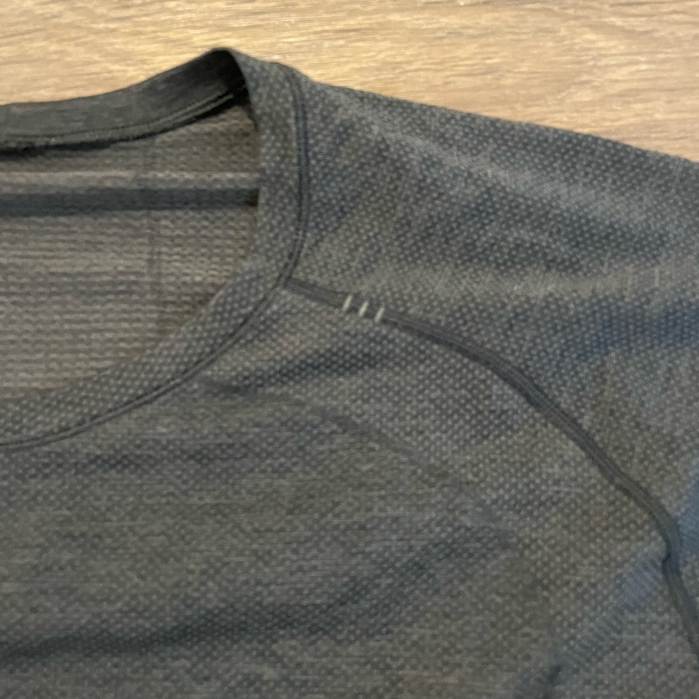 2 lululemon XXL metal vent tech 2.0 short sleeve and long sleeve selling lot - Picture 6 of 6